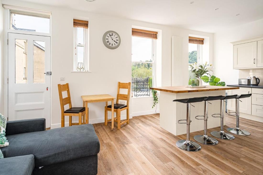 Spacious 2 Bedroom House With Stunning Views Bath Buitenkant foto
